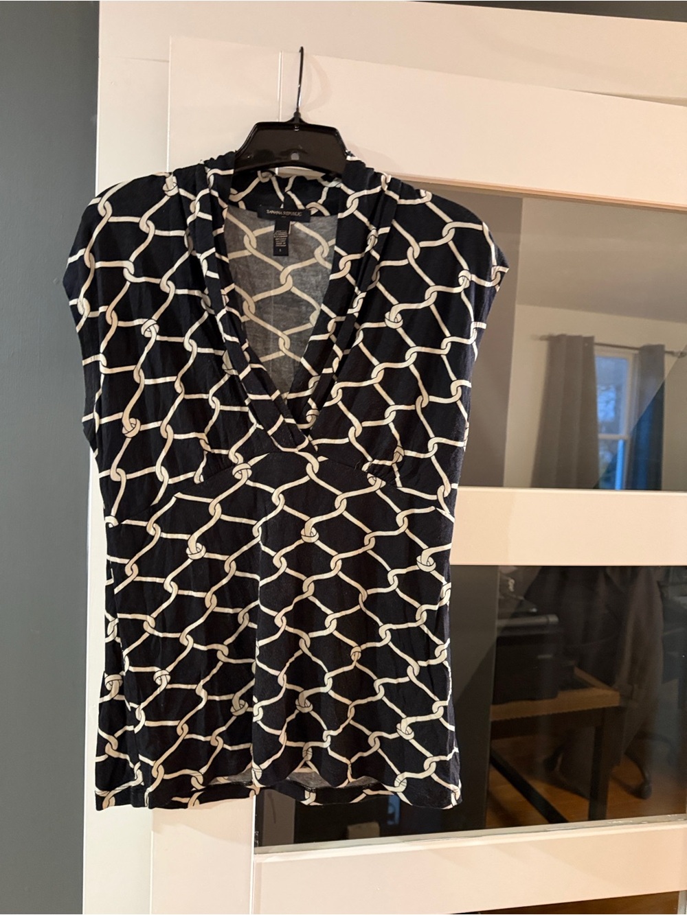 Banana Republic Navy and White Chain-Link V-Neck Top